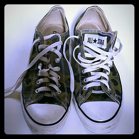 Converse lowtops Camo green mens 9.5 / womens 11.5