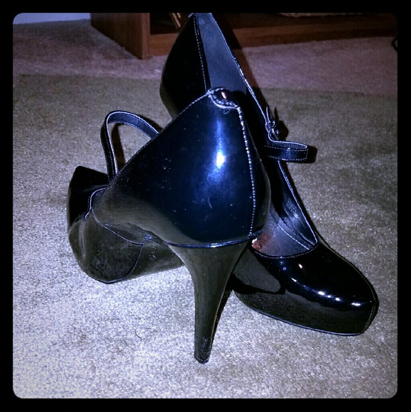 BCBG 5inch black heel w/platform toe