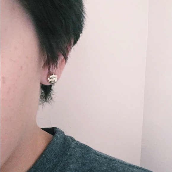 Gold woven studs - Picture 2 of 2