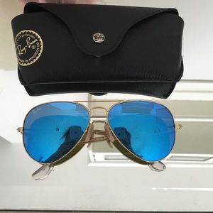 Blue Rayban aviators 😎