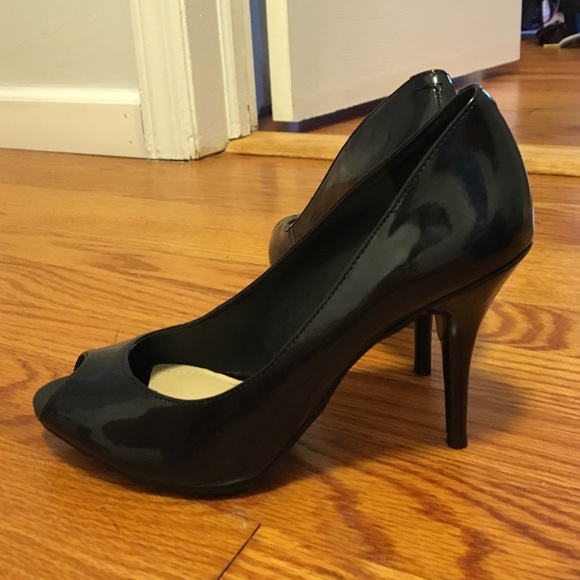 Black patent leather peep toe pumps - Picture 3 of 4