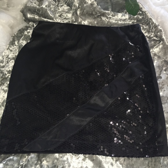 Black short sequined and satin skirt - Picture 1 of 4