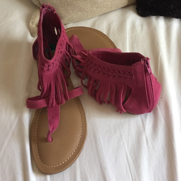 Size 8 Minnetonka pink fringe sandals