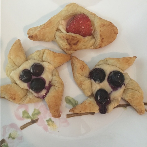 Meet your Posher, Mona