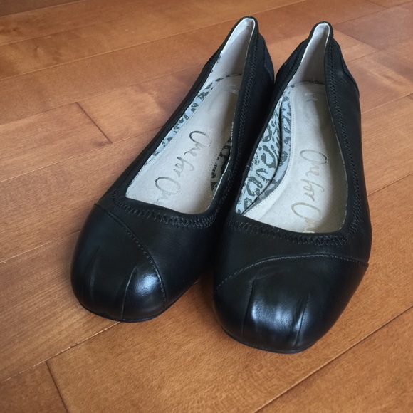 Toms NWOT black leather ballet flat size 8
