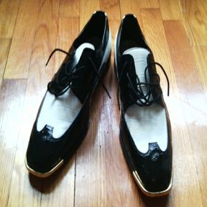 Men's black and white dressshoes with gold accent