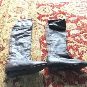 Over the knee foldable gray boots.