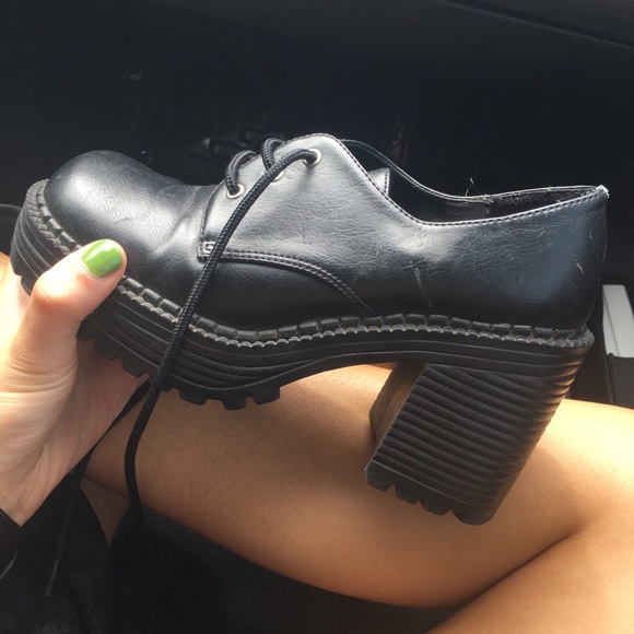 adorable 90's black chunky platforms