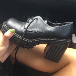 adorable 90's black chunky platforms