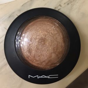 MAC global glow mineralize finish (highlighter)