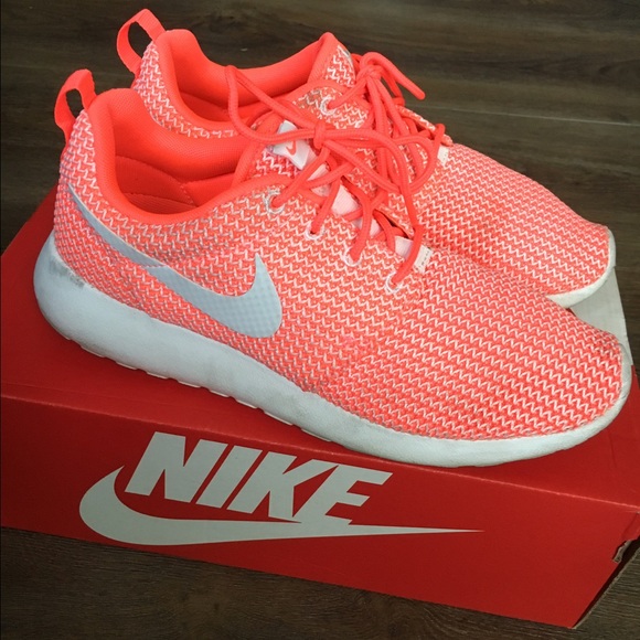 Nike Rosherun *Hot Lava* size 8.5