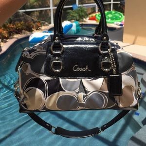 ❗️❗️SOLD❗️❗️Gorgeous coach medium sized purse