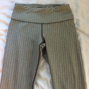 90 degree white and black zig zag legging