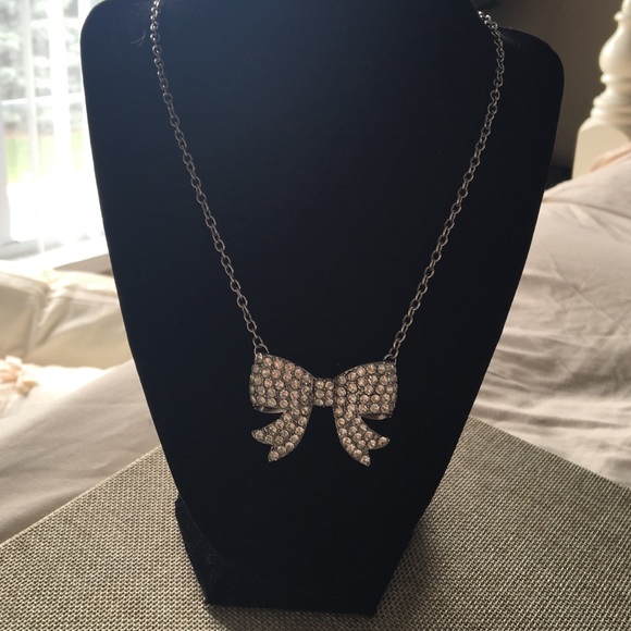 Crystal bow necklace