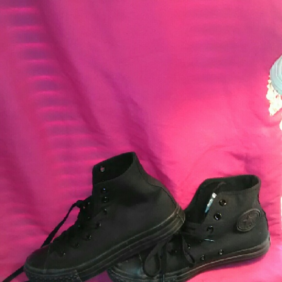 Barely worn Black Converse!!