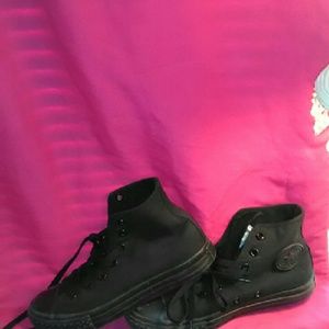 Barely worn Black Converse!!