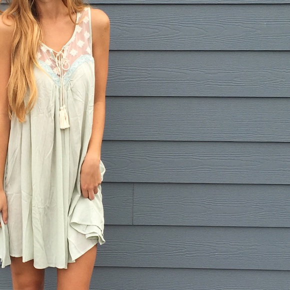 lace and mint dress - Picture 2 of 4