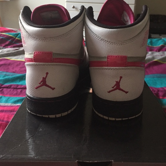 Air Jordan 1 Vivid Pink 5.5 Y/ 7 W - Picture 2 of 4