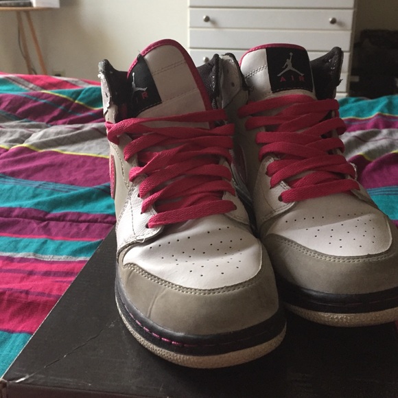 Air Jordan 1 Vivid Pink 5.5 Y/ 7 W - Picture 3 of 4