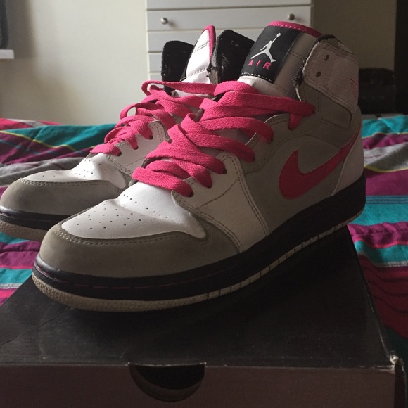 Air Jordan 1 Vivid Pink 5.5 Y/ 7 W - Picture 4 of 4