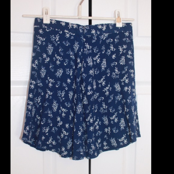 blue and white patterned mini skirt - Picture 2 of 3