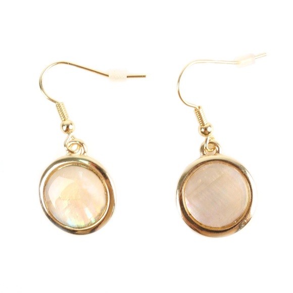 Gorgeous Mother of Pearl Necklace and Earrings - Picture 2 of 3