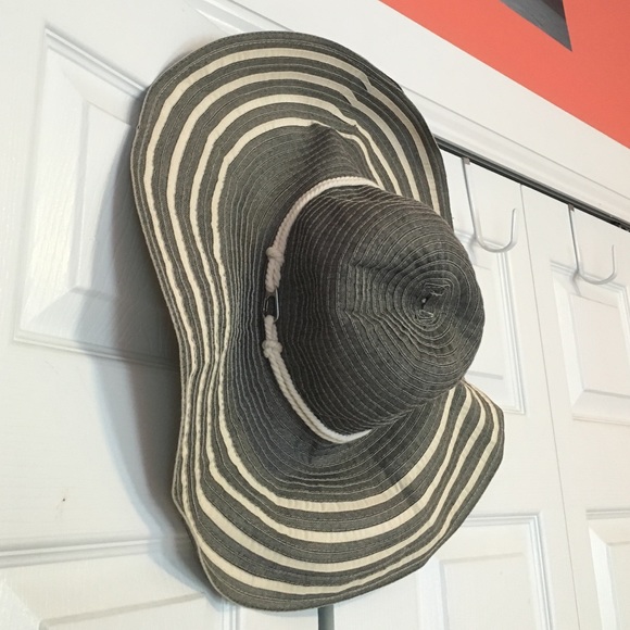 Calvin Klein sun hat - Picture 2 of 4