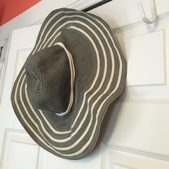 Calvin Klein sun hat - Picture 3 of 4