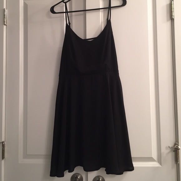 Black mini with open back design - Picture 1 of 3