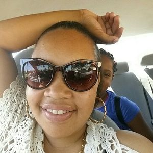 Meet your Posher, Ebony