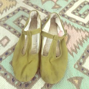 runs small will fit an 8 1/2 shoe size