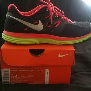 Nike women's athletic shoe sz7.5