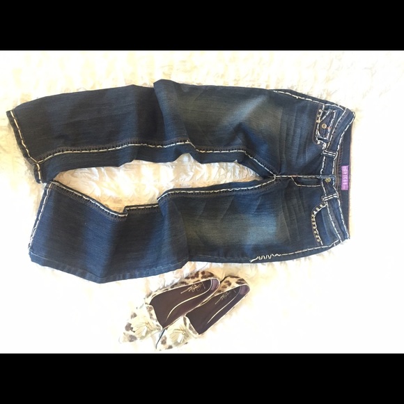 Jeans with white stitching. - Picture 2 of 4