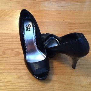 Cute Open-toe Black Pumps