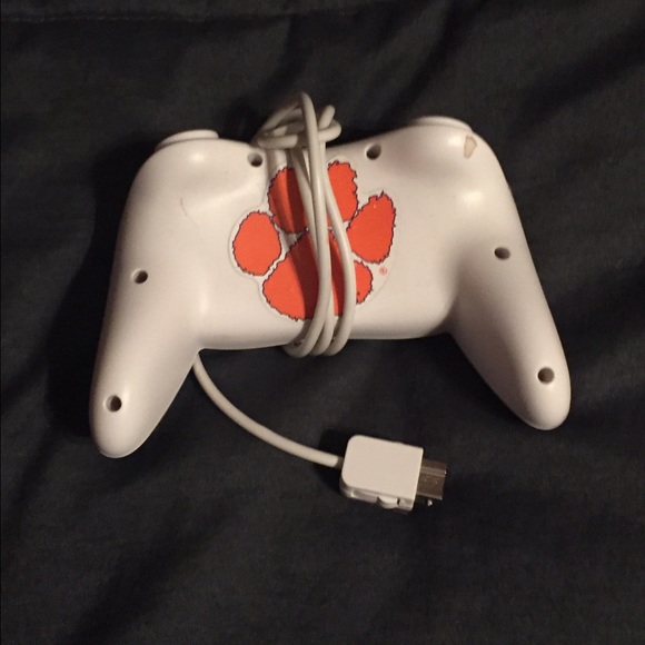 White Nintendo classic woo controller