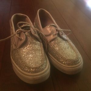 hi!! I'm selling glimmer sperrys!