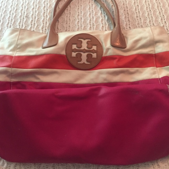 Adorable Tory burch tote perfect for traveling