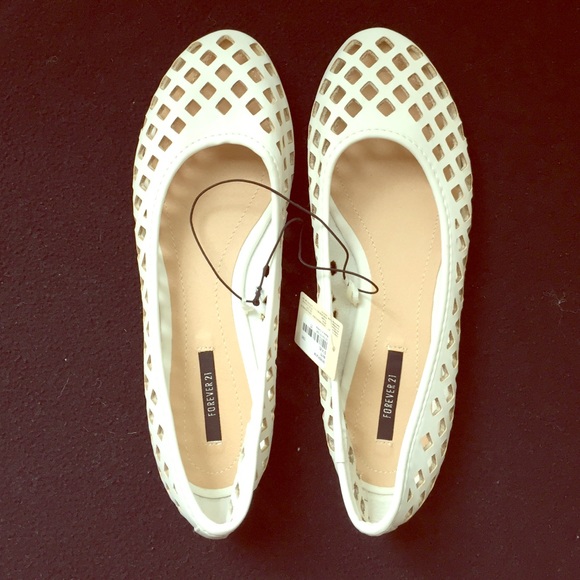 🚫SOLD!! NWT Cute White flats from F21