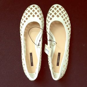 🚫SOLD!! NWT Cute White flats from F21