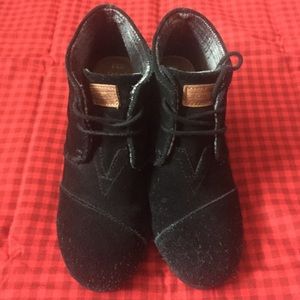 Toms black wedges