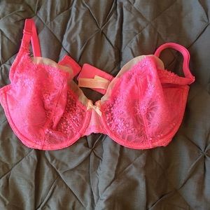 Hot pink and cream VS bra 🎀🎀