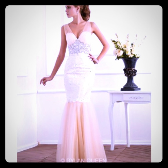 Formal dress - Picture 1 of 4