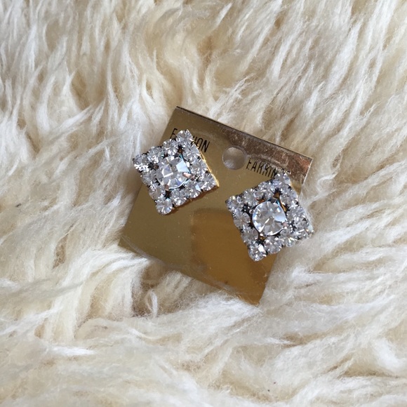 🚫SOLD!!! Beautiful diamond stud earring!🤗