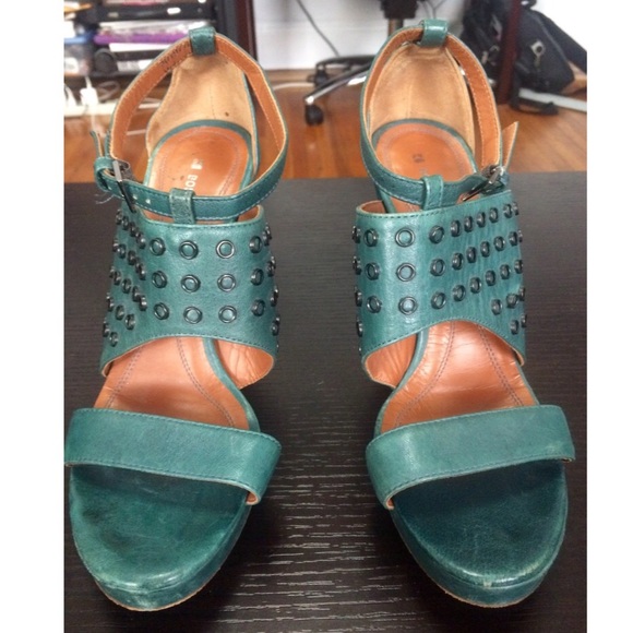 Hugo Boss heels in peacock