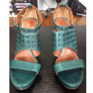 Hugo Boss heels in peacock