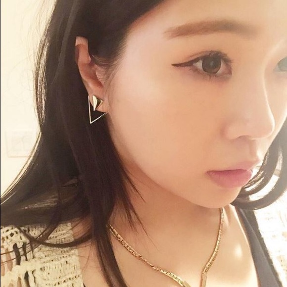 Metallic triangle earrings- Silver - Picture 3 of 4