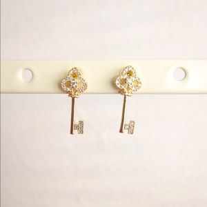 Jewel clover key studs- Gold