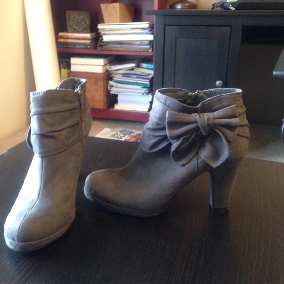 Gray boots! Super cute bow and detailing!
