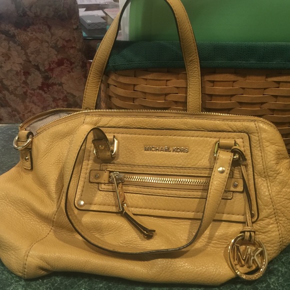 Michael Kors Handbags - JUST REDUCED 🎉🎉 Michael Kors mustard bag