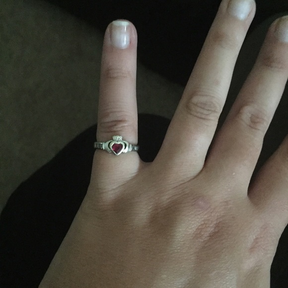 9kt white gold ring with red & white stone accents